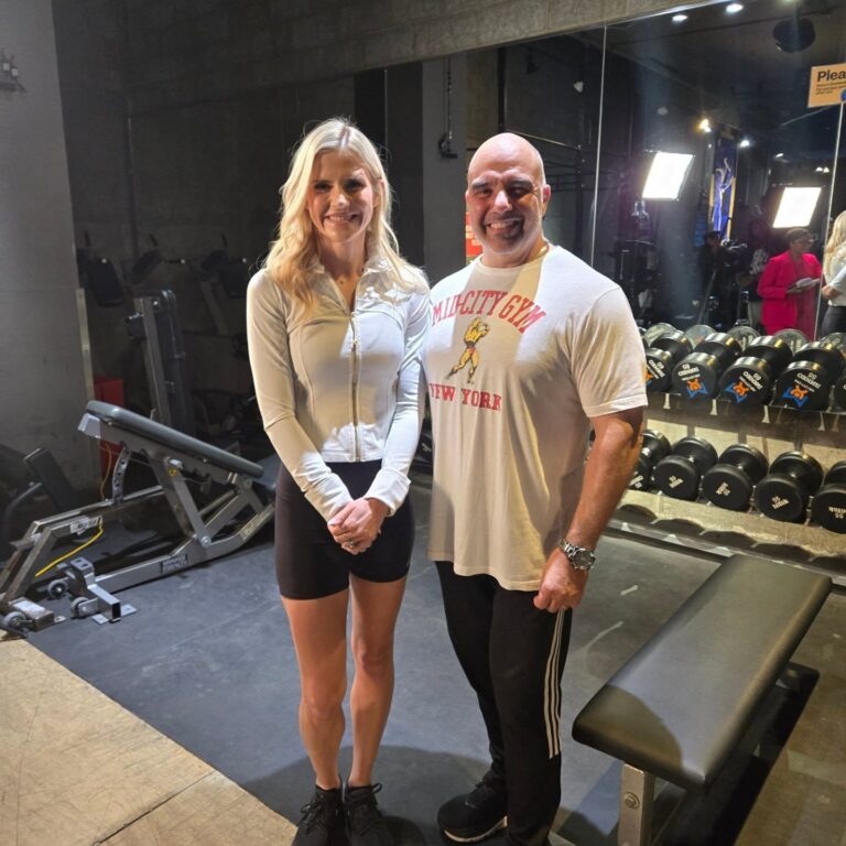 Very excited and inspired today to meet survivor, speaker, and fitness competitor Elizabeth Smart! What an amazing woman! Check out her story.
.
.
#elizabethsmart #elizabethsmartfoundation #midcitygym