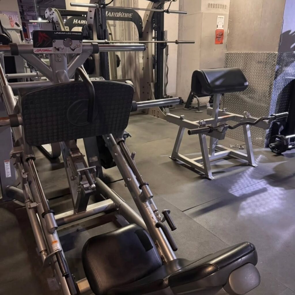 Spring Strength Special ending 5/31/26.
Includes personal training & tanning.
Link in bio. We welcome outside trainers and their clients!
Thanks @gymcrasher for the photos!
.
.
#summerready #nycindoortanning #independenttrainingspot #midcitygym