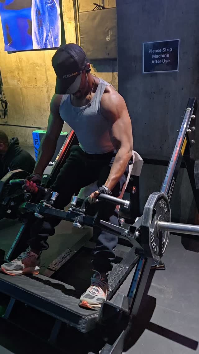 Cimerian Guided Row - here at Mid City Gym!
Link in bio.
.
.
#backworkout
#latworkout
#bentoverrow 
#midcitygym